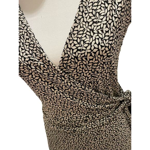 ANN TAYLOR SIZE 6 BLACK AND TAN SMALL LEAF PRINT CAP SLEEVE WRAP DRESS 6 - Picture 3 of 5